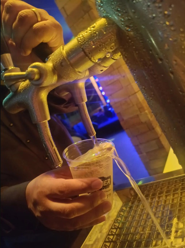 Chopp sendo servido na torneira