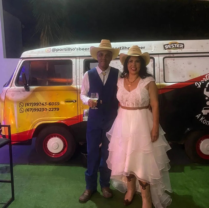 Casal em frente à Kombi Portilho's Beer