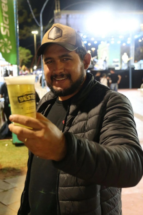 Cliente feliz com chopp Portilho's Beer